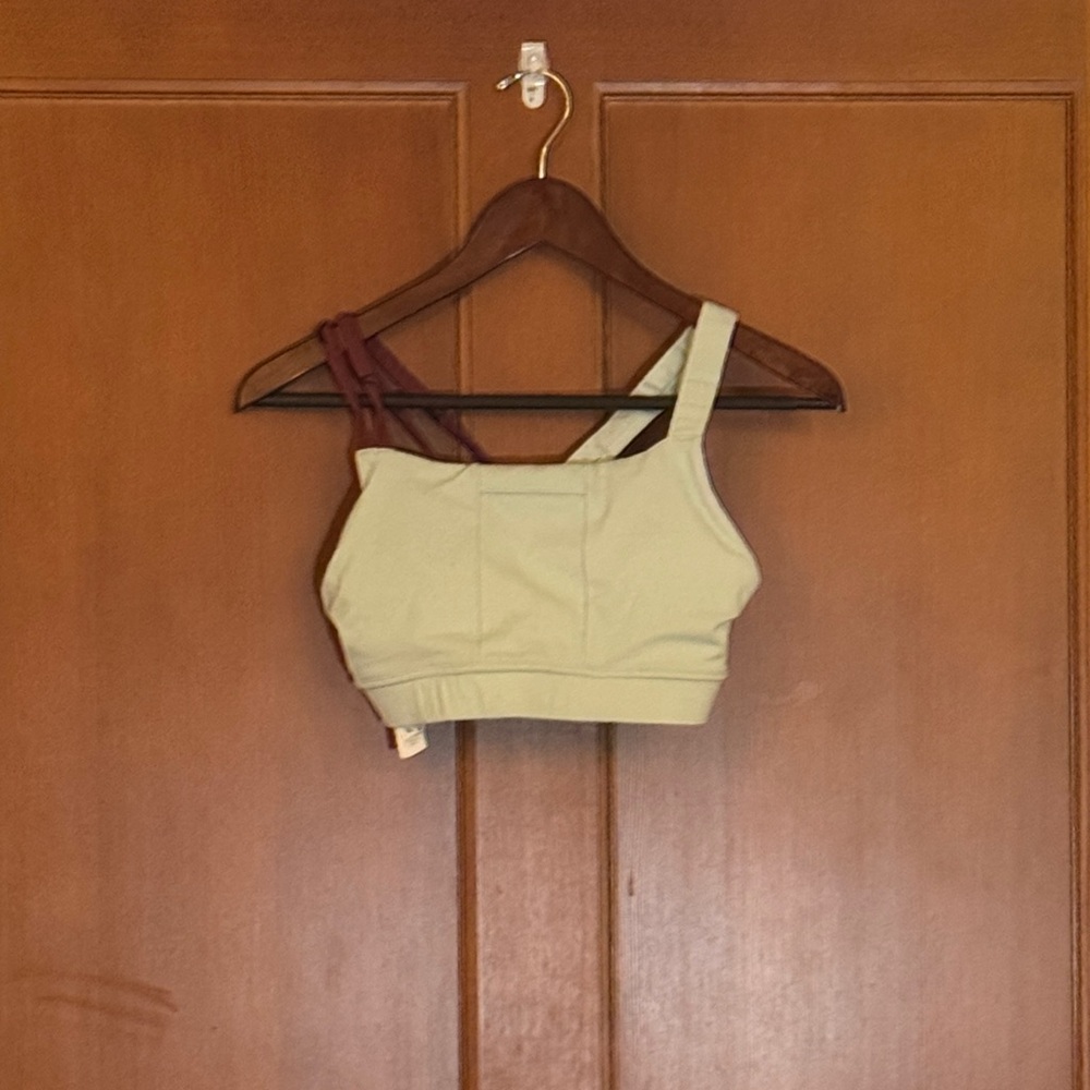Oiselle pockito sports bra size 6 in mint and Burgundy front pocket